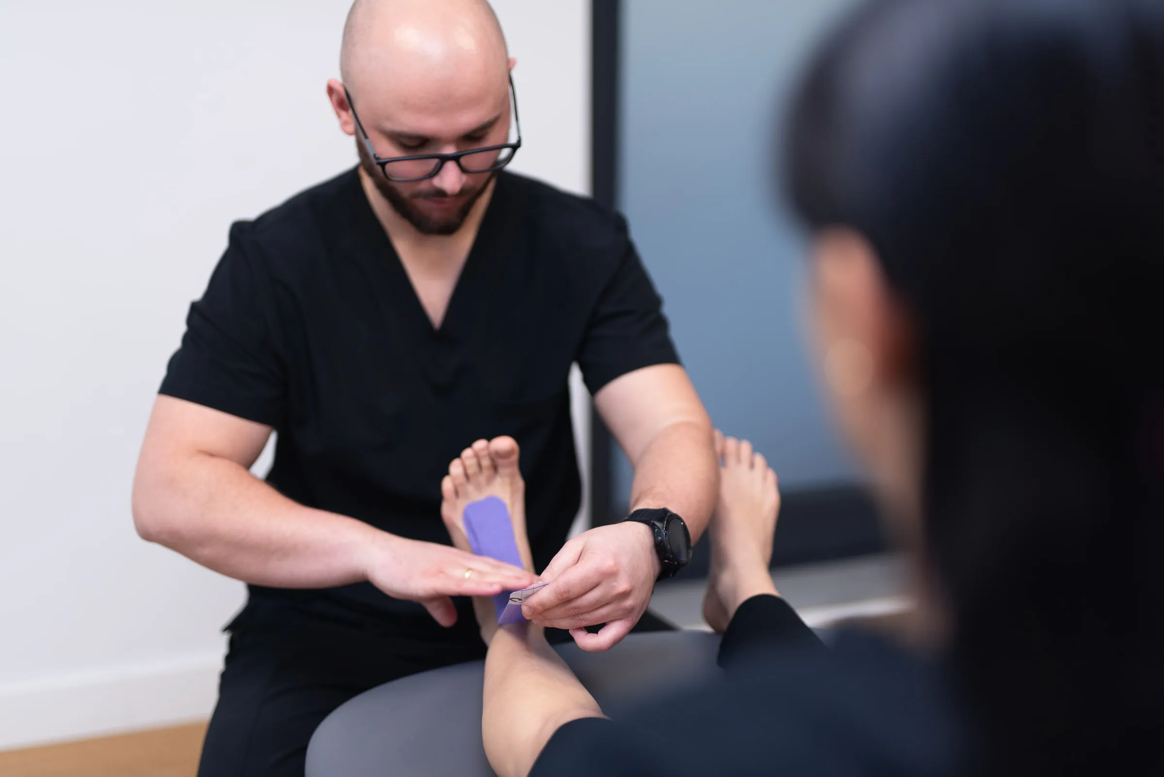 Aplikacja plastrów kinesiology taping na stopie